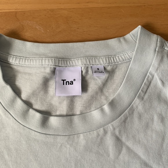 Aritzia TNA cropped laid back T-shirt - Picture 3 of 3